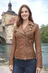 Damen Biklerlederjacke braun mit Model am Bamberger Rathaus