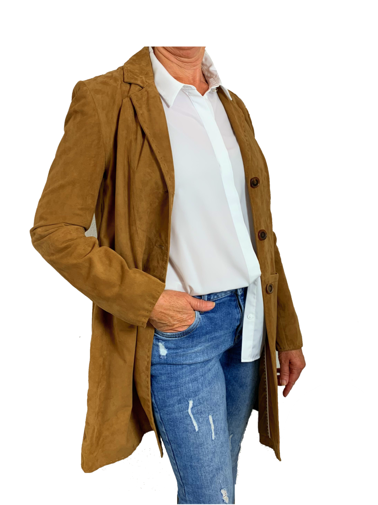 Fadenmeister Ledermantel nougat - Modell CLEO - geöffnet getragen am Model