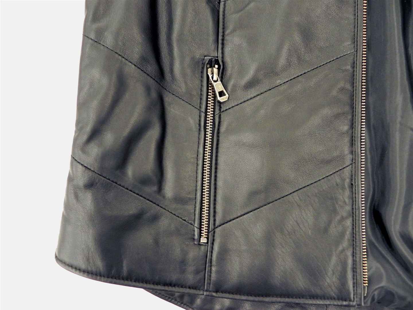 Modell LUISE Lammnappa schwarz - Ausschnitt Reißverschlußtasche Modell LUISE Lammnappa schwarz - Ausschnitt Reißverschlußtasche